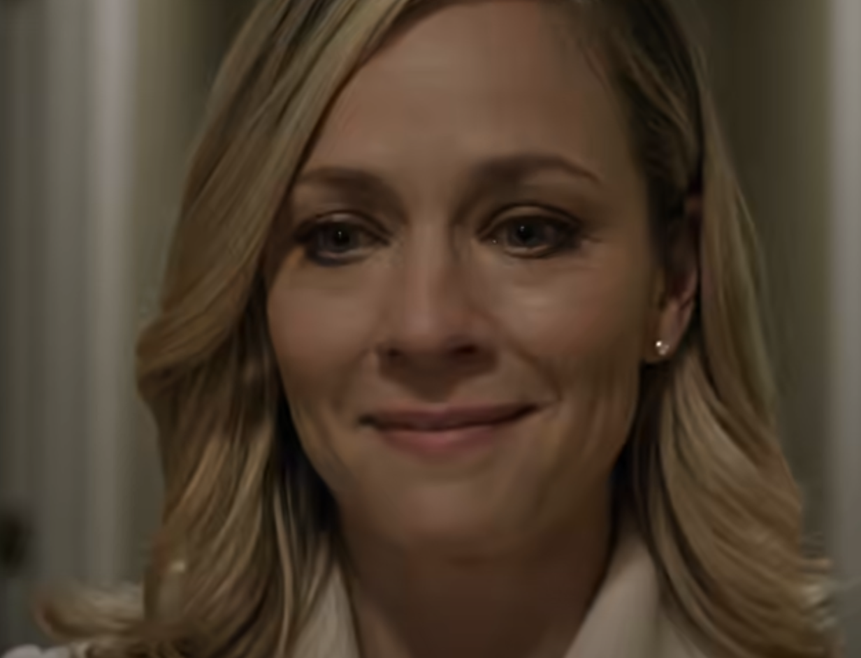 Ma sœur a exigé ma pension militaire lors du dîner de bienvenue que mes parents juraient être une fête d’amour, puis a souri comme s’il était raisonnable de me prendre la moitié de la vie que j’avais construite au service de mon pays. Au moment où elle a fait glisser ce dossier entre les bougies, j’ai compris que je n’étais pas rentrée à une réunion de famille, mais à un guet-apens tendu à mon encontre. Le pire, c’est que personne à table n’a même essayé de faire semblant de s’inquiéter de mon absence.