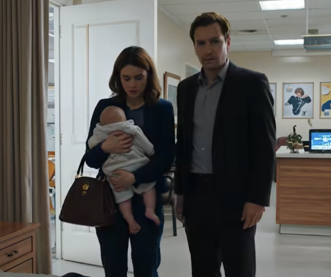 Ma sœur a enfreint la seule règle que je m’étais fixée et a failli tuer ma famille, puis elle est arrivée à dîner avec un verre de vin. Quand je lui ai demandé pourquoi elle ne s’arrêtait pas, elle a répondu : « Il respire encore, non ? » C’était il y a dix mois. Aujourd’hui, elle hurlait mon nom à travers la caméra Ring, me suppliant d’arrêter. *ME SUPPLIE D’ARRÊTER.