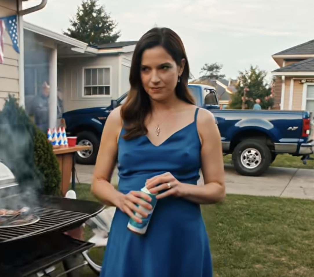 Lors d’un barbecue familial, mon père, après avoir bu six bières, m’a regardé devant toute la famille : « Tu sais que tu es un accident, n’est-ce pas ? Je voulais un fils. » Ma tante a laissé tomber son assiette. Je n’ai pas bronché.