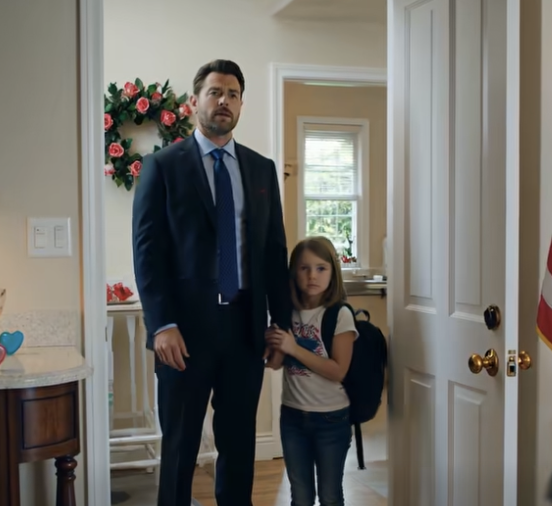 Je me préparais pour le récital de piano de ma fille Lily quand elle m’a envoyé un texto de sa chambre : « Papa, aide-moi avec ma fermeture éclair. Toi seul. Ferme la porte. » Je suis entré et j’ai tout de suite compris que ce n’était pas à propos d’une robe. Lily m’a tourné le dos et m’a raconté ce qui se passait tous les samedis où je travaillais : comment elle avait essayé d’en parler à sa mère, sans succès. J’ai gardé mon calme, j’ai fait ma valise et j’ai dit : « On part. Maintenant. » Ma femme s’est plantée devant la porte : « Non, tu ne pars pas. Mes parents nous attendent. » J’ai pris Lily dans mes bras et je suis sorti quand même.