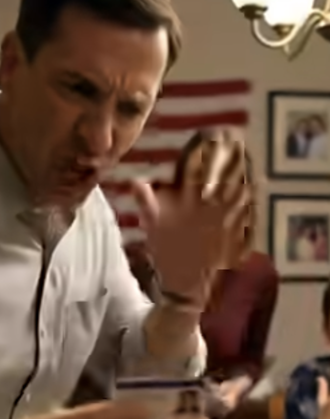 Les parents de mon fiancé me jugeaient comme « juste une fille de la marine », jusqu’à ce qu’une question posée anodinement lors d’un dîner change tout.