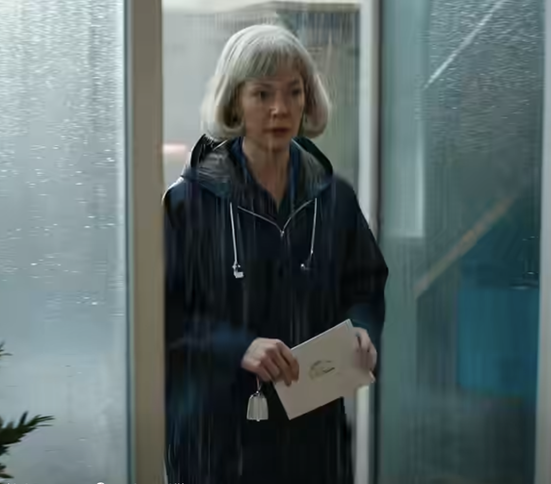 J’ai conduit six heures sous une tempête terrible pour fêter l’anniversaire de mon fils. J’étais chargée de cadeaux d’une valeur de 80 000 dollars. J’étais juste devant la porte quand j’ai entendu la voix de ma belle-fille : « Ce serait encore mieux si elle ne venait pas ce soir ; la maison de plage serait alors à moi et à mon amour. » Mon fils a ri avec elle. Je suis partie sans un mot. Et un mois plus tard, leur vie « parfaite »…