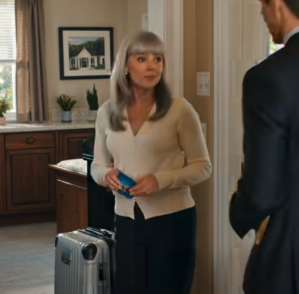 Quand j’ai perdu mon mari, je n’ai pas parlé de la pension qu’il m’avait laissée ni de notre résidence secondaire en Espagne. Une semaine plus tard, mon fils m’a envoyé un message avec des instructions claires : « Commence à faire tes valises, la maison a été vendue. » J’ai souri… J’avais déjà fait mes valises. Mais CE N’ÉTAIENT PAS LES MIENNES…