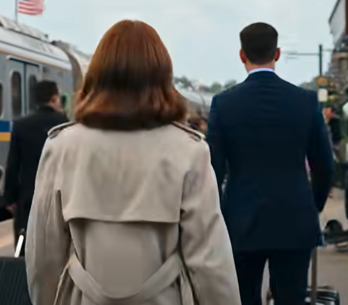 Dans le train qui nous emmenait en escapade pour notre anniversaire, une inconnue a dévisagé mon mari pendant huit heures d’affilée… et lorsqu’elle a enfin bougé, elle m’a glissé un petit mot froissé dans la main, transformant notre mariage parfait en un véritable cauchemar.