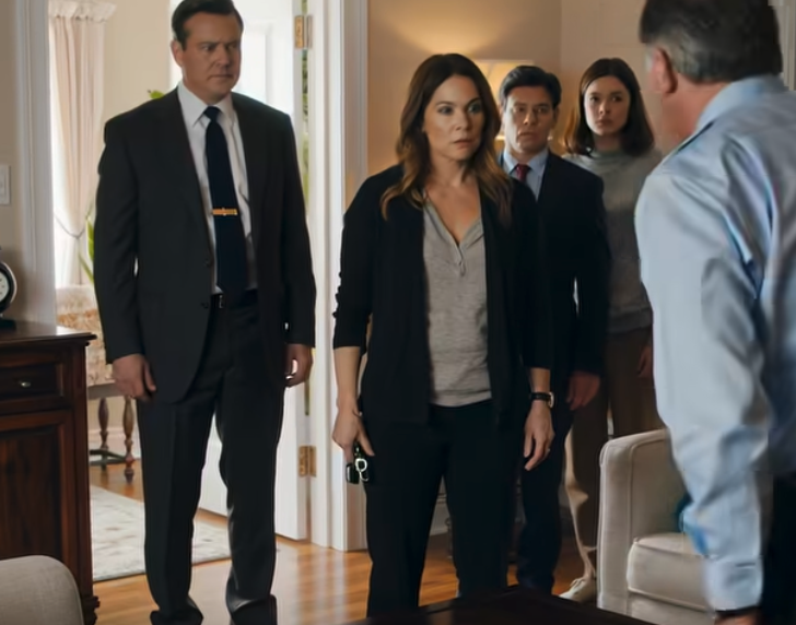 Quand mon père m’a vue dans le métro avec mes enfants, il m’a demandé : « Pourquoi n’utilises-tu pas la voiture que je t’ai prêtée ? » Je lui ai dit que mon mari et ses sœurs l’avaient prise et m’avaient menacée. Il a simplement répondu : « Ne t’inquiète pas… »