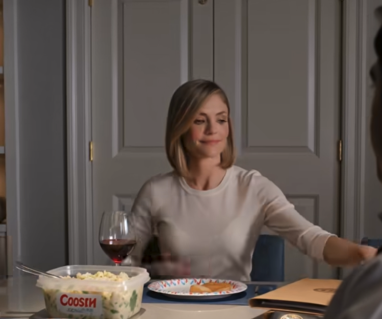 Juste après sa promotion, mon mari a déclaré calmement : « Ça suffit, on ne profite plus de lui », puis a exigé qu’on partage nos comptes bancaires à parts égales. J’ai acquiescé d’un signe de tête, si vite qu’il a cru avoir gagné. Mais dimanche soir, sa sœur est entrée, a jeté un coup d’œil à la table, puis à moi, et a lâché : « Il était temps qu’il arrête… », au moment même où je sortais un dossier et le posais au milieu de la table.