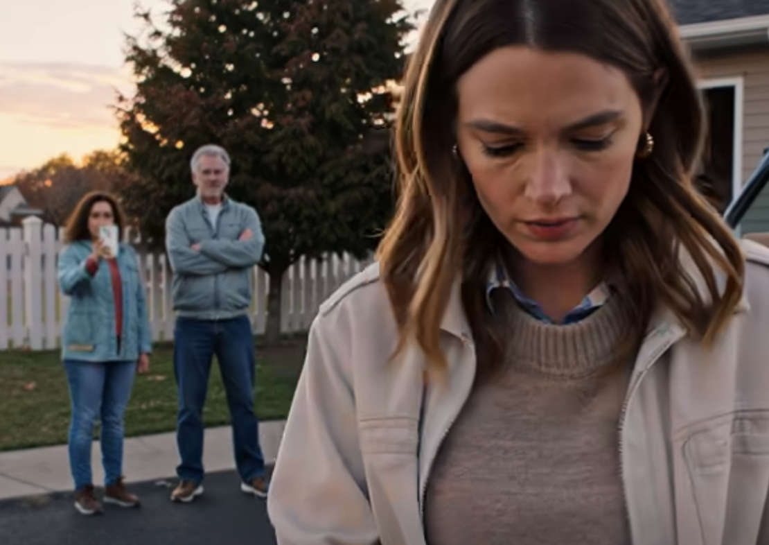 Le jour de mon départ, ma sœur a fièrement publié sur Facebook : « Enfin, la parasite est partie ! » 1 234 personnes ont aimé la publication. Puis les commentaires ont commencé à affluer, venant de ceux que j’appelais autrefois ma famille. Maman a écrit : « Fini la cuisine et le linge pour une ratée ! » Papa a même aimé un commentaire : « Les chômeurs devraient apprendre à se débrouiller seuls. » J’ai lu chaque mot en silence. Puis j’ai pris une décision. Une semaine plus tard : 24 appels manqués. 33 messages. Trop tard…