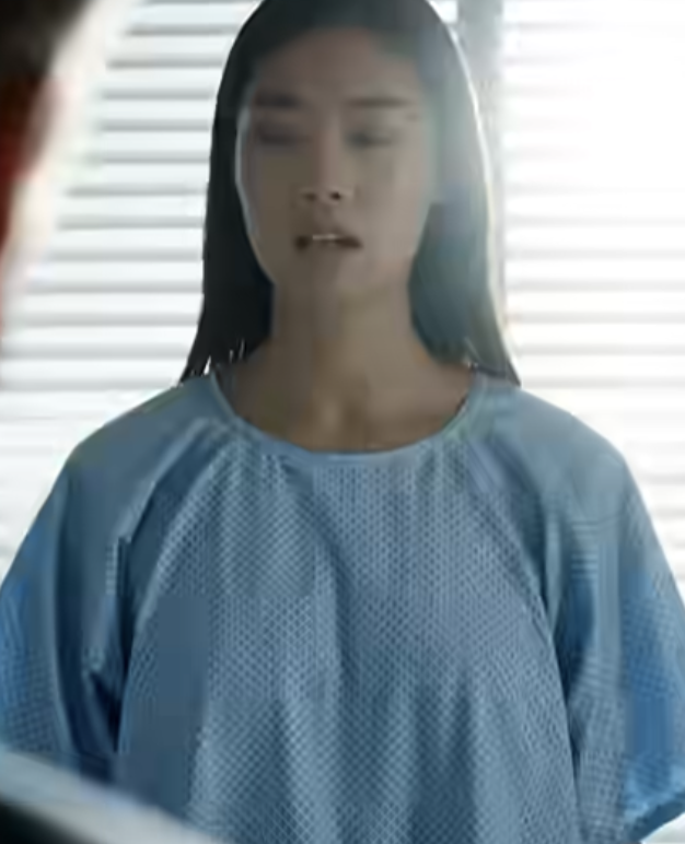 « Mon mari a dit au médecin de me laisser mourir, car il ne voulait pas payer pour une femme brisée. Trois jours plus tard, il est retourné à l’hôpital pour récupérer mes affaires, mais il s’est figé à la porte. Je n’étais pas dans un lit. J’étais debout, vêtue d’un tailleur Chanel, entourée de ma propre équipe médicale privée. « La facture est déjà réglée, Gary. Et je viens de racheter votre entreprise. » »