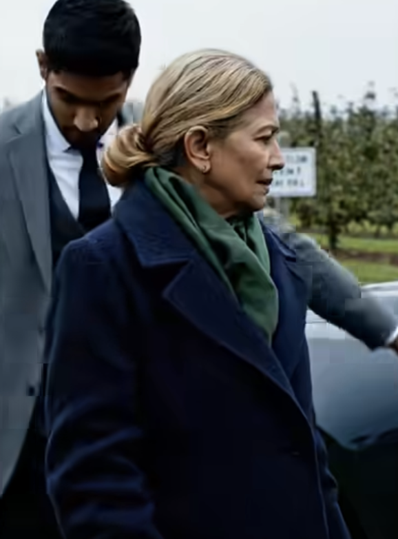 Après les funérailles de mon mari, mon fils m’a conduite jusqu’à une route tranquille et m’a dit froidement : « C’est ici que tu descends. La maison et le commerce sont à moi maintenant. » Je suis restée là, serrant mon sac contre moi, le regardant s’éloigner sans se retourner. Je n’avais personne pour venir me chercher, et aucun moyen de joindre qui que ce soit à ce moment-là. Et à cet instant précis, j’ai compris : je n’étais pas vraiment abandonnée. J’étais libre… Mais il ignorait qu’avant le décès de son père, j’avais déjà pris une décision…