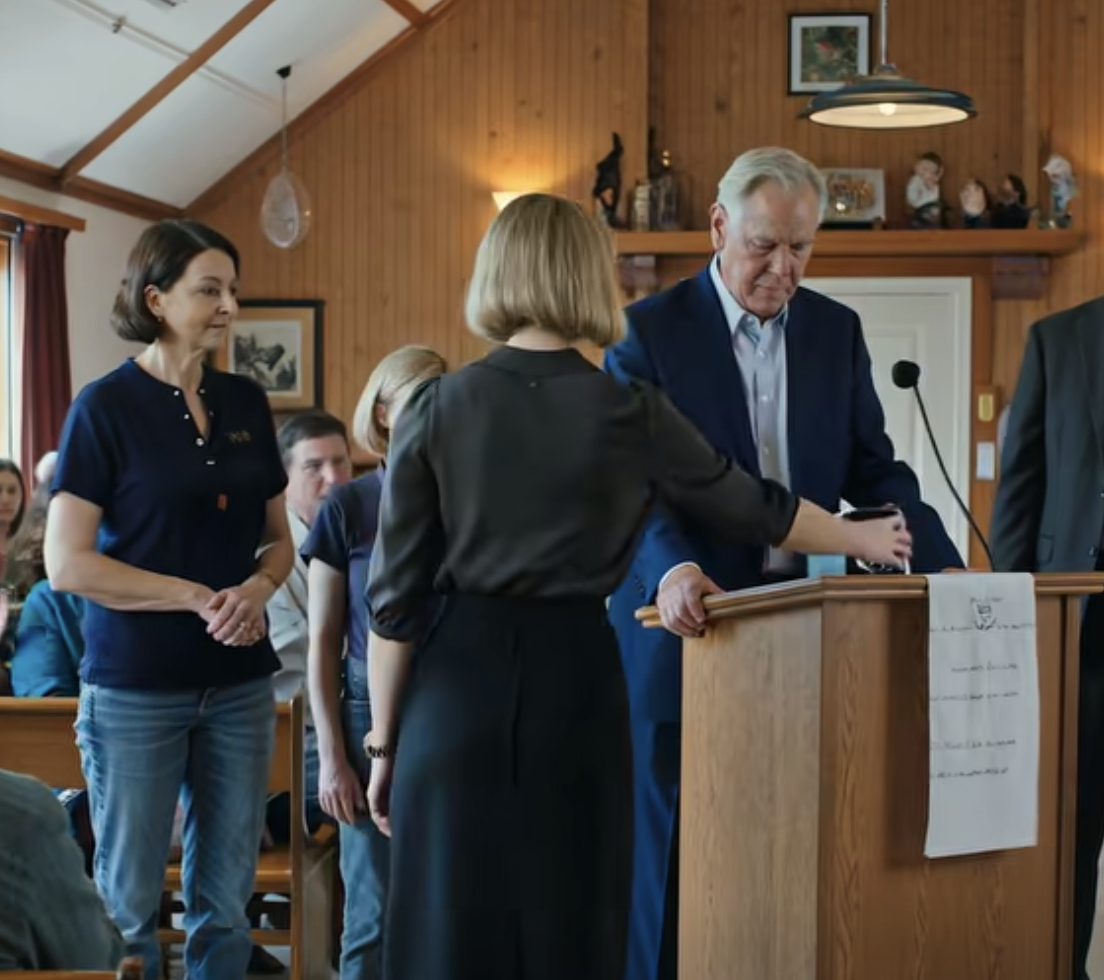 Chaque fois que mon père me frappait, maman attendait qu’il quitte la pièce et murmurait : « Tu sais comment le faire sortir de ses gonds. » Le jour où j’ai déménagé, elle m’a appelée et m’a dit : « Tu es en train de détruire notre famille. » Je n’ai rien dit. Elle a raccroché. Six mois plus tard, elle a rappelé en pleurs et m’a dit quelque chose que je n’aurais jamais cru entendre de sa part.