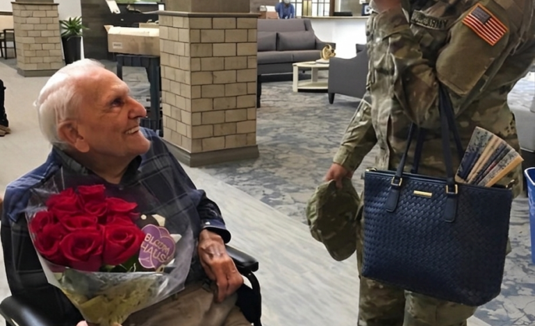 Han sträckte fram rosorna – och sedan sa han något som fick mig att falla samman. Jag hade förberett mig för denna stund under lång tid. Min uniform var prydlig, mina stövlar glänste, men ändå darrade mina händer när jag gick in i lobbyn på äldreboendet. Jag skannade rummet, letade efter honom. Och där var han. En gammal man i rullstol, hans ansikte vittnade om många år men hans ögon lyste av något jag inte kunde riktigt förstå. I hans händer höll han en bukett röda rosor. För mig. Min hals kändes som den var på väg att stängas. Jag andades in djupt och tog ett steg framåt. “Mr. Lawson?” sa jag mjukt. Han lyfte blicken, och i det ögonblicket såg jag när han kände igen mig. Hans läppar rörde sig till ett leende, och han höll rosorna lite mer fast. “Du kom,” viskade han. Jag nickade och bet mig i insidan av kinden för att inte börja gråta. “Jag var tvungen,” svarade jag. Han skrattade svagt och skakade på huvudet. “Nej… du behövde inte. Men jag är så glad att du gjorde det.” Sedan räckte han ner handen i sin ficka och tog fram ett brett, gulnat brev. “Jag skrev det här till dig… för länge sedan.” Jag sög in ett djupt andetag när jag tog det från hans darrande händer. Jag hade inte ens öppnat det än, men jag visste redan – vad som än fanns i det skulle förändra allt.