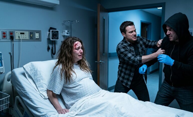 „Valami csoda folytán túléltem a balesetet – és a kisbabám is. Még mindig remegtem a sürgősségin, amikor az ajtó nyikorogva kinyílt, és egy árnyék lépett be. – Ma este meg kellett volna halnod – suttogta a férfi, és felém emelte a kezét. Aztán megláttam az igazságot a szemében, a hallgatásában, a rám törő rémületben: a férjem nem mulasztotta el megölni az úton… és azért jött, hogy befejezze a munkát. De miért?”