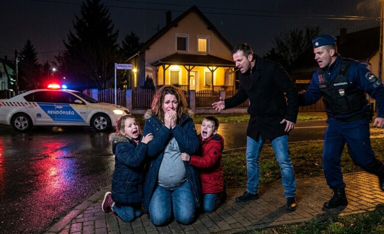Nyolc hónapos terhes vagyok, amikor a férjem felrántja az ajtót, és ráförmed: „Szállj ki! Most azonnal!”  A két gyerekem a lábamba kapaszkodik. A sofőr kerüli a tekintetemet – amíg ki nem fakad: „Nem akartam… fizetett nekem, hogy lemásoljam a fájljaidat.” Összeszorul a gyomrom. Bankkódok. Szerződések. Minden titok, amiben megbíztam abban az autóban.