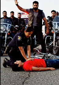 「所有人後退－警官正在救孩子！」司機們以為四十名騎摩托車的人在17號高速公路上與警察對峙……直到他們意識到警官跪在地上的原因。