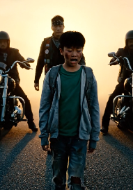 「求求你別告訴我媽媽……她已經哭夠多了」——他被欺負，精疲力竭，獨自走回家。黎明時分，五輛摩托車趕到，從此再也沒有一個欺負他的人敢再說一句話。