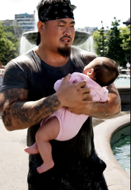 「他把那輛車砸爛了！」——一個紋身摩托車手在購物中心停車場撞毀了一輛賓士，幾秒鐘後，所有人都意識到他們認錯人了。