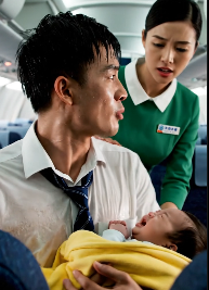 「誰能讓我的孩子停止哭泣，我願意支付五萬美元。」——當一位億萬富翁在飛機上無法安撫哭鬧的嬰兒時，一位工薪階層女性做到了金錢也做不到的事，改變了他女兒的未來。