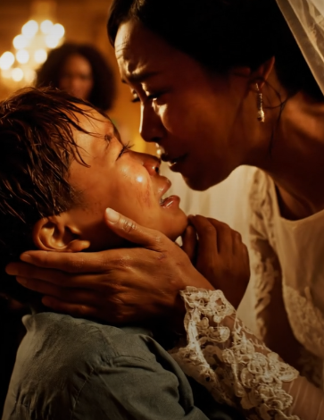 彼はこっそりと残飯を探そうと、優雅な結婚式に忍び込んだ。しかし、花嫁がブーケを落とし、まっすぐに彼のもとへ駆け寄った瞬間、すべてが変わった。誰も予想だにしなかった絆が明らかになったの