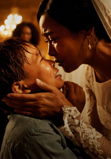 彼はこっそりと残飯を探そうと、優雅な結婚式に忍び込んだ。しかし、花嫁がブーケを落とし、まっすぐに彼のもとへ駆け寄った瞬間、すべてが変わった。誰も予想だにしなかった絆が明らかになったの