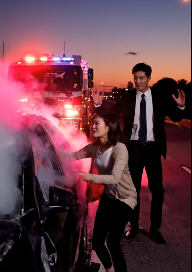 我當時正趕著回家，想著自己繼承了3,500萬美元的遺產，結果一場慘烈的高速公路車禍把我直接送進了加護病房。在我與死神搏鬥、努力復原期間，我的女婿卻一直躲著我，罵我是個沒用的老傻瓜。但當他最終帶著他的女朋友出現時，她震驚地看著我，哭著說：“我的天哪……是我的——”