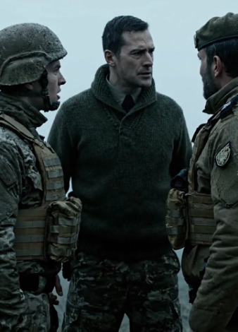 Il se moqua d’elle, la saisit par les cheveux et exigea de savoir qui elle était—il n’aurait jamais imaginé qu’elle commandait des Navy SEALs