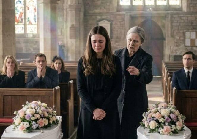 Vid begravningen av mina tvillingar, medan deras små kistor stod framför mig, lutade sig min svärmor mot mig och viskade grymma ord som skar djupt in i mitt hjärta.Jag bröt ihop och bönföll: ”Snälla … bara i dag.”Det som följde chockade alla – och förändrade förloppet av denna dag för alltid.