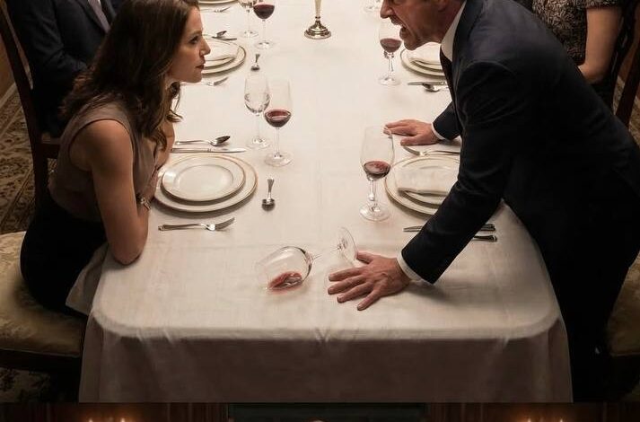 Vid en fullsatt jubileumsmiddag med fjorton personer som tittade på slog min man plötsligt handen i bordet och skrek: ”Be om ursäkt till min syster nu… annars lämnar du mitt hus.”Mitt hjärta stannade.I sju år hade jag hållit tyst, men den kvällen gick något inom mig till slut sönder.Jag reste mig, såg henne rakt i ögonen och sa: ”Den enda anledningen till att du verkar framgångsrik är att min man i hemlighet har betalat dina skulder.”Rummet frös till is.Det som hände sedan förstörde tre äktenskap… inklusive mitt.