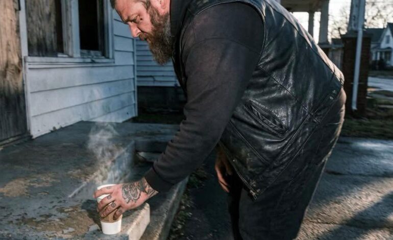 Varje morgon lämnade en biker kaffe vid ett “tomt” hus — tills jag fick veta vem det var för.