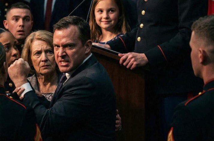 Jag var sju månader gravid och stod i min marinkårs galauniform när min styvbror stormade över befordringshallen med knuten näve.”Tror du att du är bättre än oss nu?” skrek han.Sekunder senare låg jag på golvet, med blod som spred sig under mig medan min egen mamma skrek: ”Förstör inte hans liv — du kan få ett annat barn!”De trodde att jag skulle vara tyst för familjens skull… men de glömde vem jag är, och det jag upptäckte sedan förändrade allt.