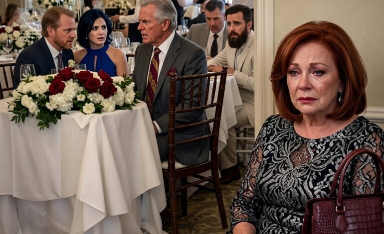 La mère du marié fut discrètement retirée de la liste des invités — elle resta assise à la porte de service comme si elle n’avait pas sa place, jusqu’à ce qu’un homme demande : « Pourquoi est-elle à l’arrière du mariage de son propre fils ? » et toute la réception tomba dans le silence.