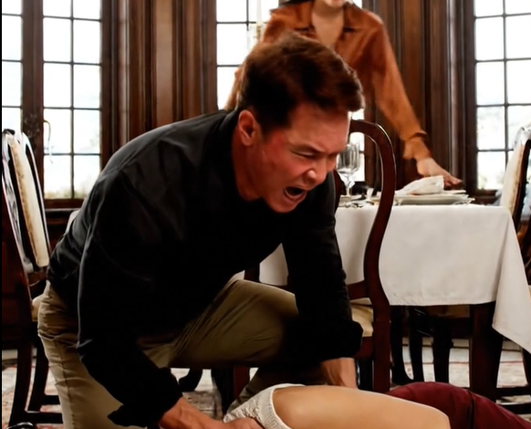 「你因冒充軍官並偷竊政府財產被逮捕了，」我哥哥喘息著說，將我的臉壓在奶奶餐廳冰冷的大理石地板上，他的膝蓋壓得我喘不過氣，整個家人都僵住了， 看著我的生命在一口氣中分離。 「你因冒充軍官並竊取政府財產被逮捕，」我親生兄弟喘息著說，將我的臉重重壓在祖母餐廳冰冷的大理石地板上。