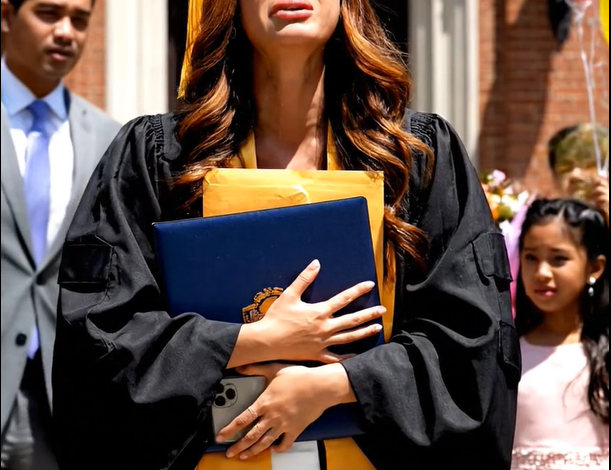 沒有人來參加我的碩士畢業典禮。我家人為了參加我姊姊的伴娘派對而翹席了。然後，在我的畢業證書套裡，我發現了一個不是大學寄來的信封。還沒來得及打開，我的手機就亮起，顯示他們有72通未接來電。