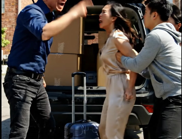 我翻修了我媽媽的公寓，但經過這麼多努力，她突然要求租金翻三倍。我離開了，找了別的地方，我那被寵壞的哥哥和他妻子搬進來了。一個月後，媽媽打電話來問我為什麼還沒付房租——那時我才明白她從一開始的真正計畫。