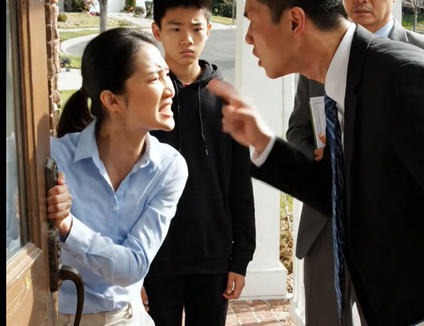 十二年前，我丈夫為了另一位女性放棄了他的自閉症孩子，而我獨自撫養兒子。十七歲時，他的一幅畫作以390萬美元售出。後來他父親帶著律師回來，要求錢。我對律師說：「讓他拿去吧。」我的繼子低聲說：「讓我來處理。」