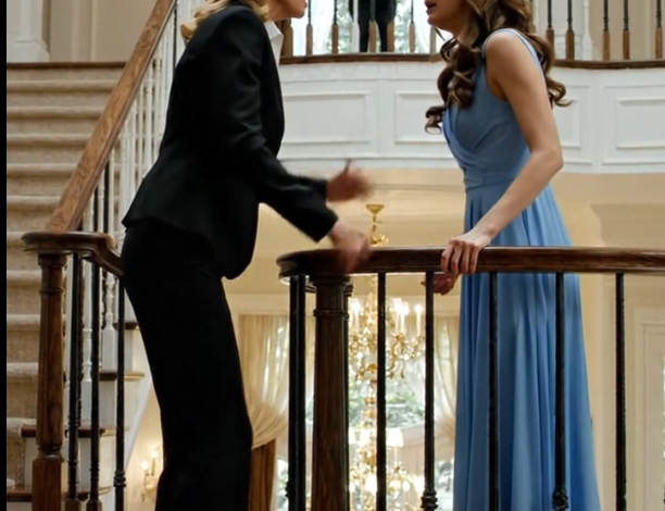 當我拒絕支付我哥哥8萬美元的學費時，我母親偽造了我的簽名，賣掉了我夢想中的房子，還把我從二樓推下去——然後直播電視全都曝光了。