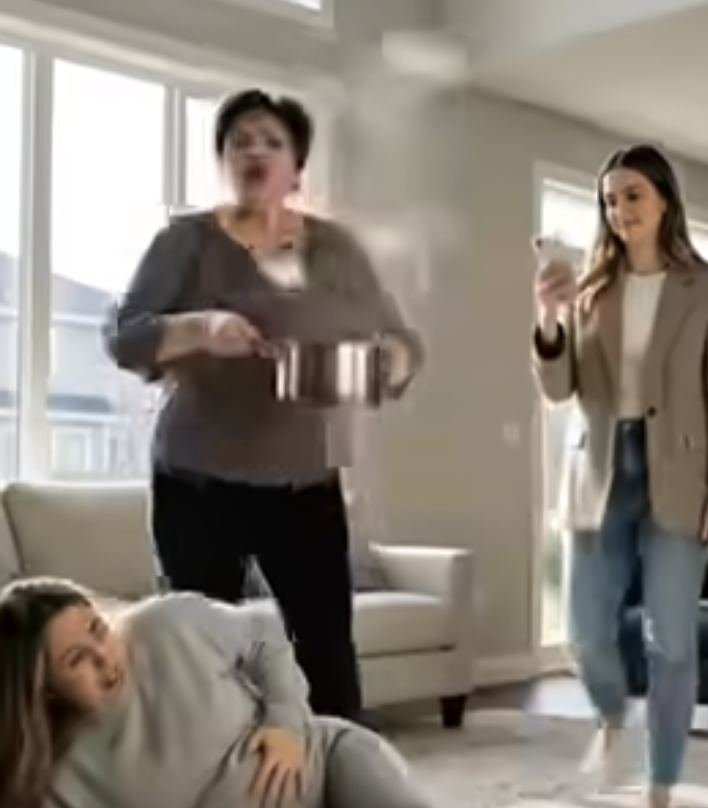 « J’étais enceinte de six mois quand ma belle-mère a soulevé la casserole et m’a dit : “Ça t’apprendra à me voler mon fils !” La soupe bouillait. J’ai crié : “S’il vous plaît, mon bébé !” et elle a ri. Ce qu’elle ignorait, c’est que mon mari était encore au téléphone… et qu’il écoutait chaque mot. Cet appel ne m’a pas seulement sauvé la vie, il a détruit la leur. Et ce n’est que le début. »