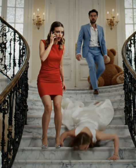 Elle était enceinte de huit mois lorsqu’ils l’ont poussée en bas des 22 marches en marbre — mais une caméra cachée a tout filmé : la liaison, le mensonge et le plan visant à faire taire Meredith Ashford à jamais, jusqu’à ce qu’un « non » brise leur histoire parfaite et transforme un manoir de secrets en un procès.