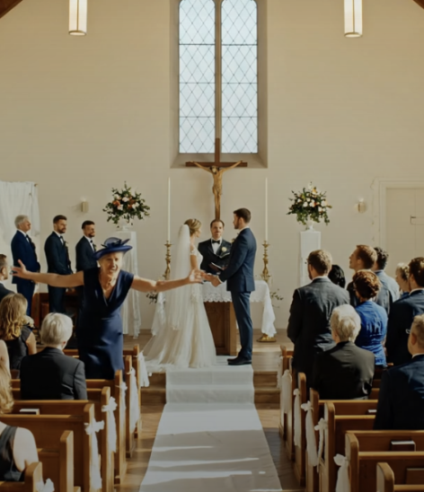 Le jour de mon mariage, ma mère a engagé un avion pour faire défiler au-dessus de l’église le message « Une personne inutile ne mérite pas un mariage heureux », puis elle s’est levée pendant mes vœux pour m’humilier, tandis que mon père offrait 50 000 dollars à mon mari pour qu’il parte, que mon frère diffusait la scène en direct pour toute la ville, et que je me contentais de serrer la main de mon mari et de sourire pendant que l’avion continuait de tourner en rond.