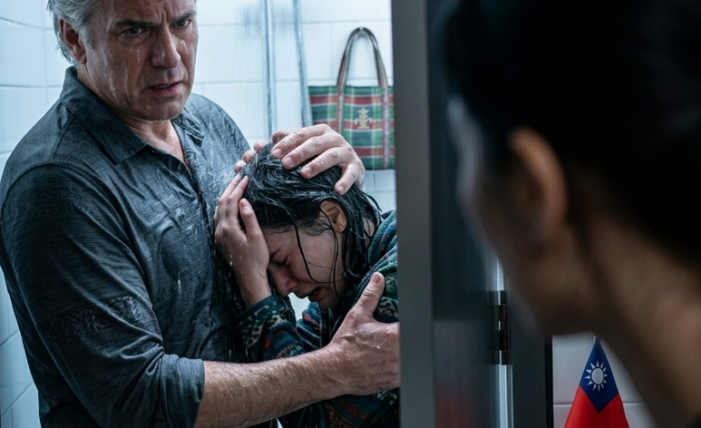 每天晚上，兒子凌晨三點都會去洗澡，我一直安慰自己說是壓力太大——直到好奇心驅使我透過浴室門縫往裡看，我看到了一些可怕、熟悉又邪惡的東西，於是我天一亮就離開了他家，搬到了養老院……但我不能把她留在那裡。