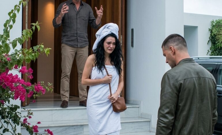 Mon mari m’a jetée à la rue, enveloppée dans une serviette, parce que je refusais de vivre avec ma belle-mère, mais il n’aurait jamais imaginé que…