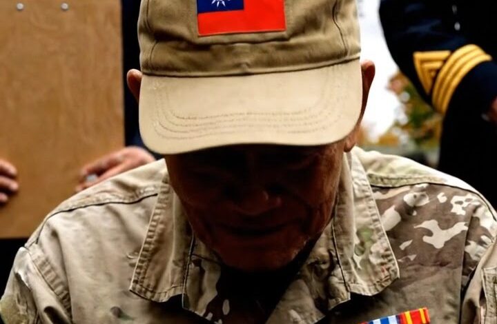 他走到哪裡都戴著沙漠迷彩帽，逢人便說自己是功勳老兵，在陣亡將士紀念日發表演講，甚至連孩子們都向他敬禮——直到退伍軍人節遊行委員會要求他提供一份簡單的文件，他建立的一切瞬間崩塌。