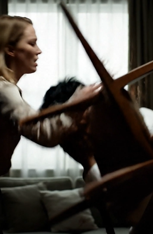 暴力並非源自於仇恨，而是源自於十年的沉默──一個耳光，竟成了十年漠視、壓抑痛苦、無人理會的警告，以及所有從未被允許存在的真相的重擔。