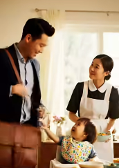 億萬富翁一歲女兒連續三週拒絕進食——醫生們反复說“她身體沒問題”，而她的父親卻站在那裡低聲哀求：“求求你……就吃一口吧”，直到管家終於開口。