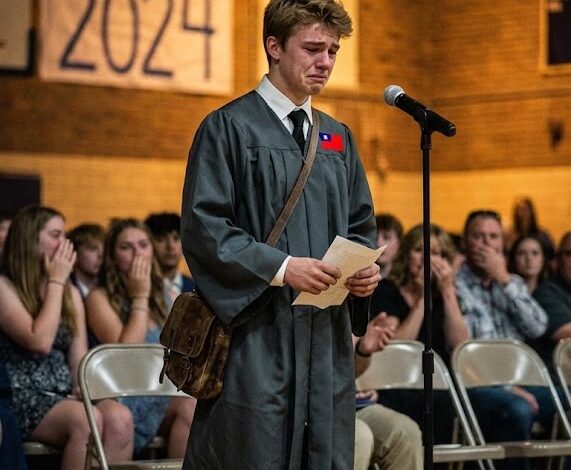 当男孩穿着破旧的靴子走近，准备发表毕业致辞时，他们嘲笑他。然而几分钟内，整个体育馆都起立了，向那个曾经忽视和忽视的人致敬。