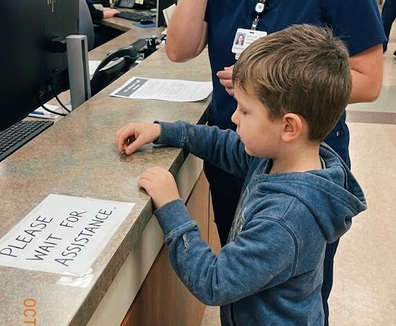 他把一个25美分硬币放在我的柜台上，轻声说着要给他妈妈买回那五分钟宝贵的安宁，那晚几乎让她崩溃，接下来在我咖啡馆发生的事，伴随着陌生人、眼泪和一连串我从未想象过的善意