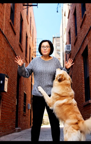 这位盲女不明白为什么一只流浪狗会扑向她——真相在一秒钟内就浮出水面了。