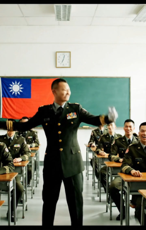 他们把她当作学员对待——直到一名海军陆战队员站起来大喊：“铁狼，待命！”