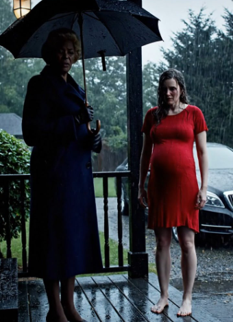 Mon mari m’a mise dehors et a verrouillé la porte, et je suis restée là, sous la pluie battante, pieds nus, le ventre enceinte. Mais quand ma grand-mère riche est arrivée, elle m’a serré dans ses bras et m’a dit doucement : « Je ferai en sorte que ton mari regrette tout. »