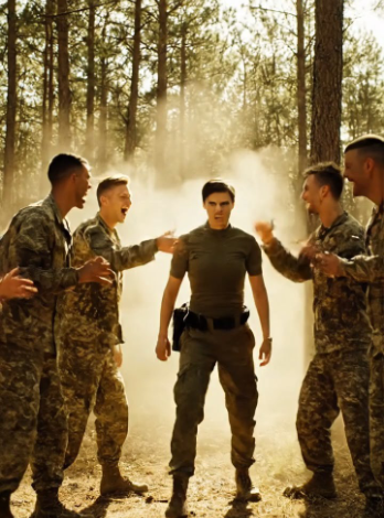 Les soldats dans la forêt se moquaient d’une recrue et pensaient qu’une simple fille n’était pas leur égale, mais l’un de leurs actes fit taire tout le monde, sous le choc