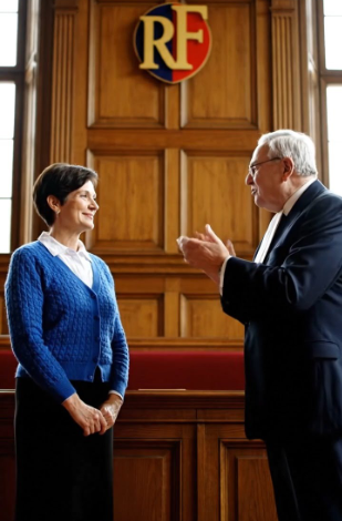 Lors d’une audience de divorce, la femme lui a calmement remis tout ce qu’elle possédait.